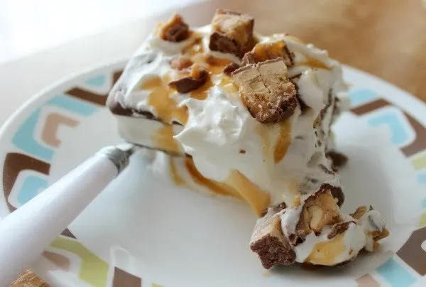 ice cream sandwich cake with peanuts